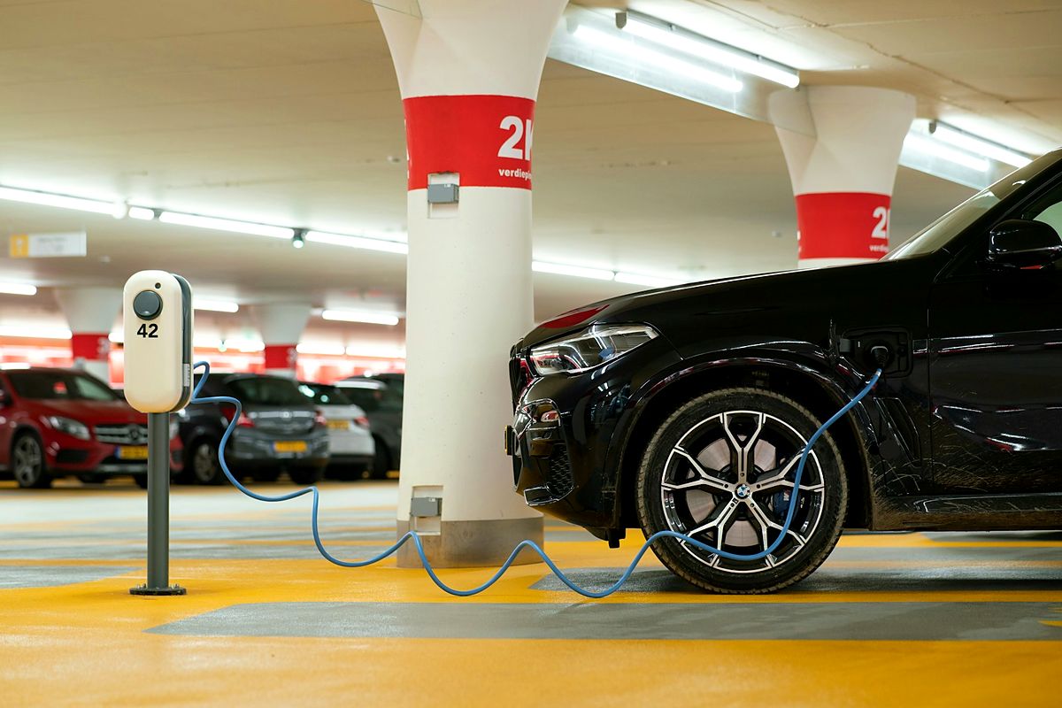 Garagem com carregadores de veículos elétricos instalados nas vagas
