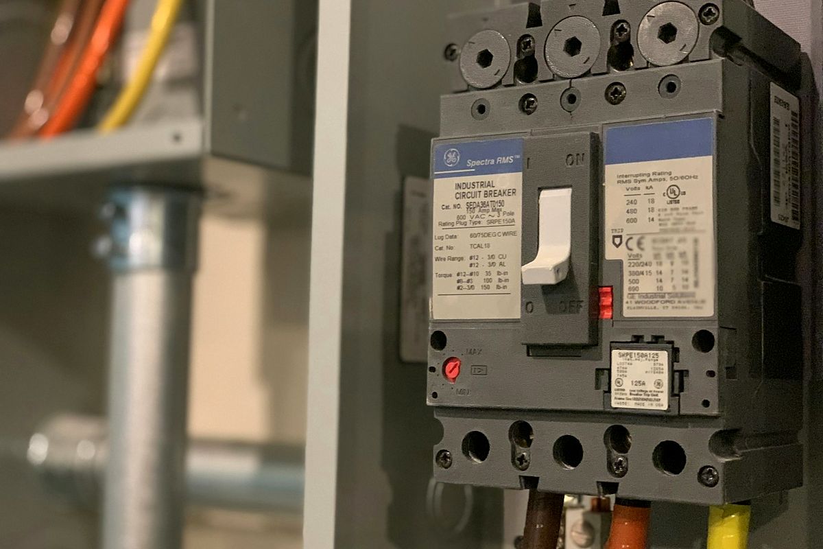 Disjuntor de caixa moldada instalado em quadro geral