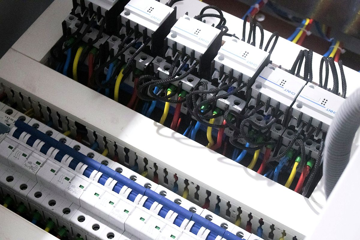 Fileira de contatores e disjuntores em painel de comando de motores