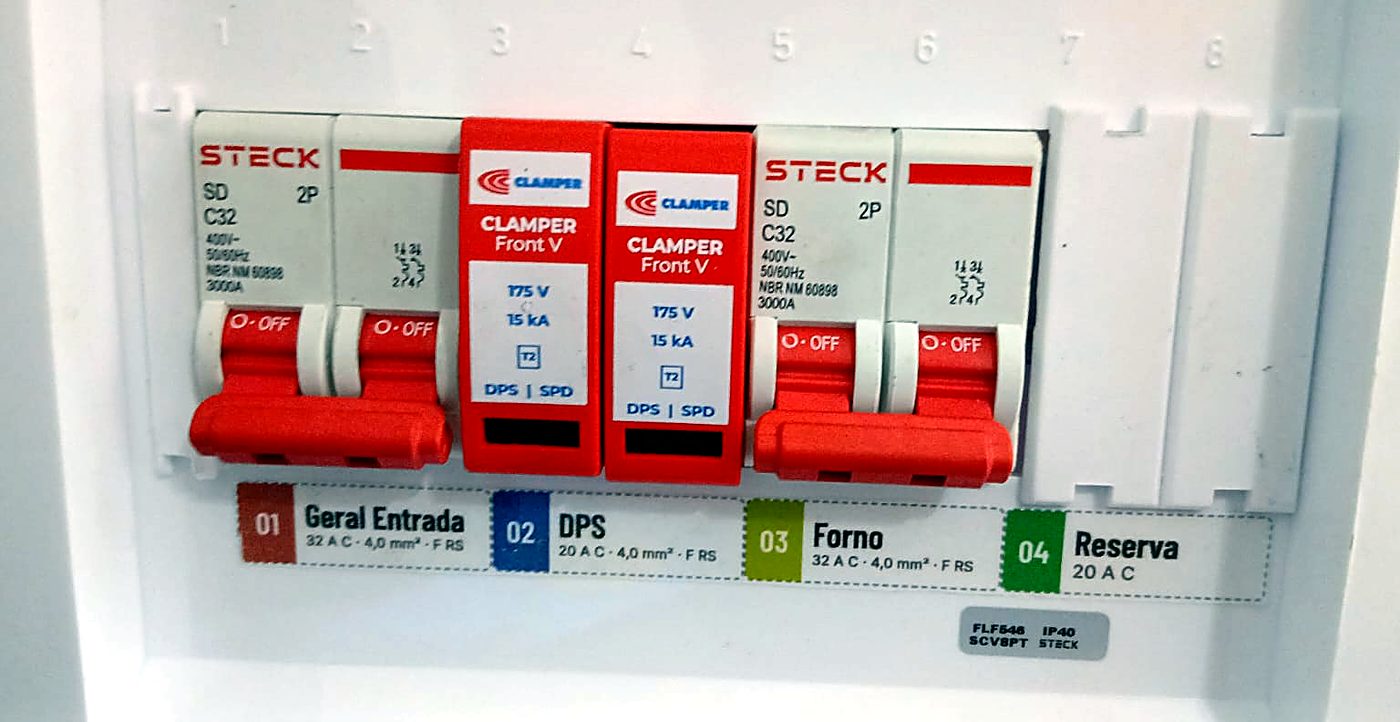 Quadro com disjuntores e DPS identificados: geral de entrada, DPS, forno e reserva