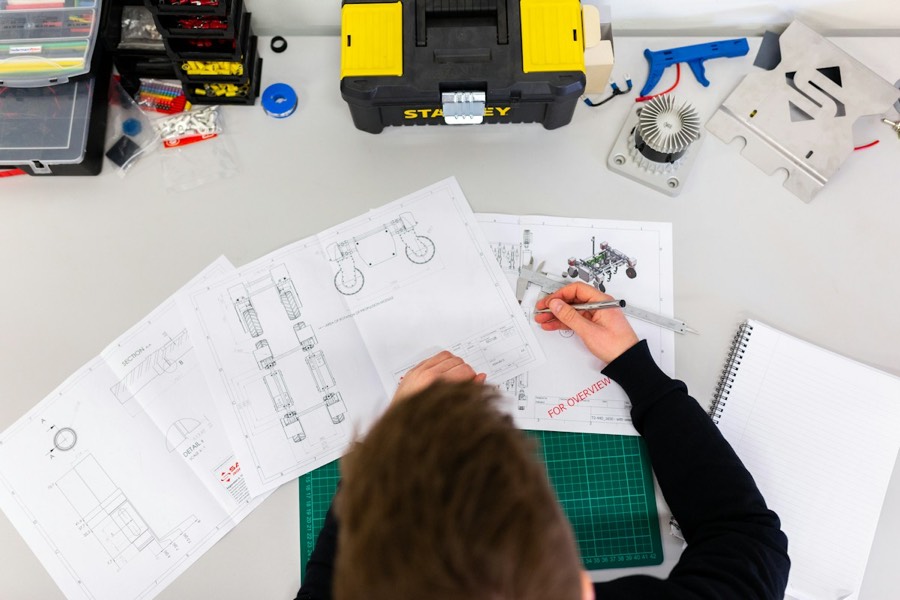 Engenheiro revisando desenhos técnicos